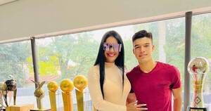 La Nación / Hijo de Gloria Vera firma su primer contrato profesional con el club Olimpia
