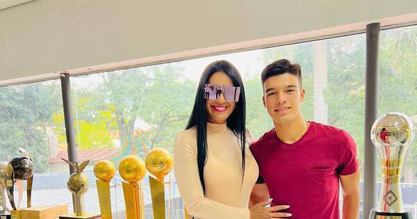 La Nación / Hijo de Gloria Vera firma su primer contrato profesional con el club Olimpia