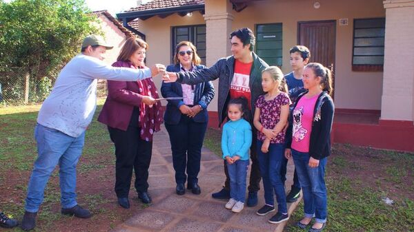 EBY entregó casa a desplazados - Nacionales - ABC Color