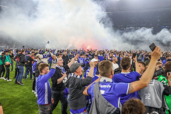 Varios aficionados heridos en la celebración por el ascenso del Schalke 04 | 1000 Noticias