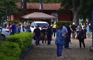 Manifestación durante audiencia de docentes imputadas por supuesto abuso en colegio lambareño