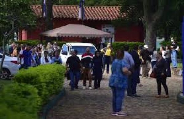 Manifestación durante audiencia de docentes imputadas por supuesto abuso en colegio lambareño