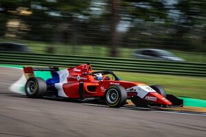 Joshua Duerksen finalizó 13° en la última carrera en Imola - ABC Motor 360 - ABC Color
