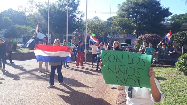 Abuso en colegio: "Justicia", es el clamor de padres frente a Juzgado