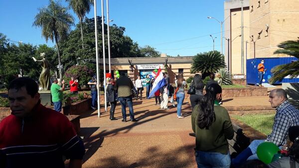 Manifestación frente a Juzgado a la espera de imposición de medidas para docentes | 1000 Noticias