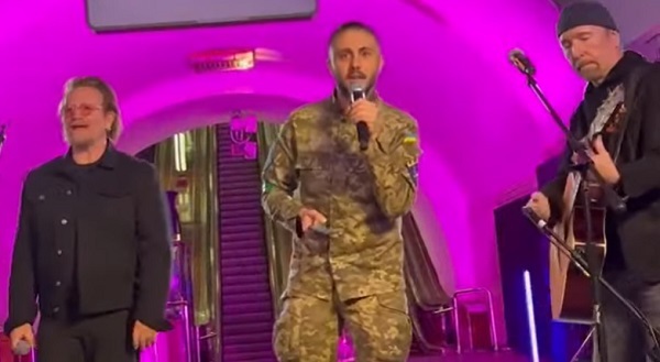 Bono y The Edge dan un concierto sorpresa en una estación de metro de Kiev