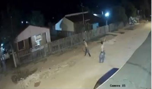 Amigos que cortejaban a la misma mujer pelean: uno mata al otro a garrotazos - Noticiero Paraguay