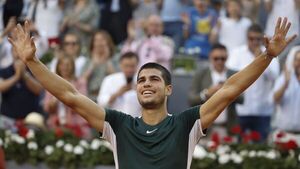 Carlos Alcaraz arrolla a Zverev y conquista el Masters 1000 Madrid