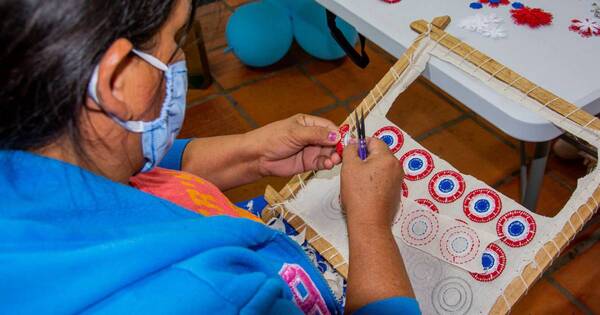 La Nación / Reclusas elaboran y venden escarapelas de ñandutí para ayudar a sus familias