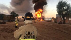 Camión de gran porte arde en llamas en San Antonio