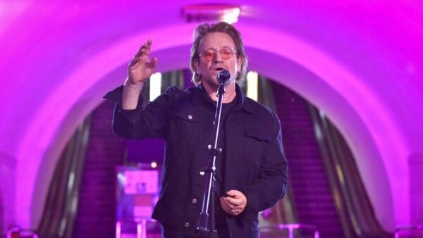 Bono brinda concierto por la paz en estación del metro de Kiev