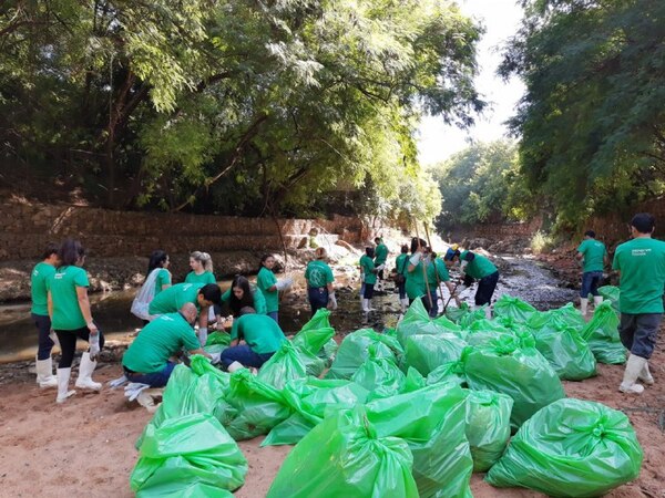 Diario HOY | Más de 100 voluntarios se juntaron para realizar limpieza del arroyo Mburicao
