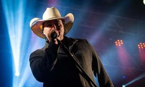 Cantante folclórico brasileño y cinco personas más mueren en accidente