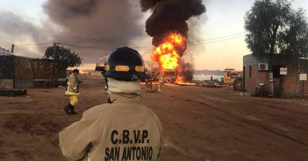 La Nación / Bomberos sofocan fuego en un camión de gran porte en San Antonio