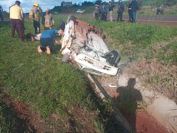 Explosión de neumático causa vuelco vehicular y deja un herido en Alto Paraná - ABC en el Este - ABC Color