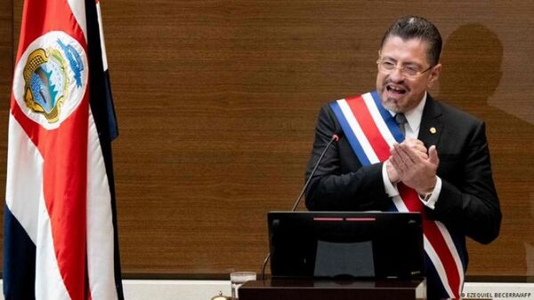 Rodrigo Chaves asume la presidencia de Costa Rica prometiendo “reconstruir” la economía