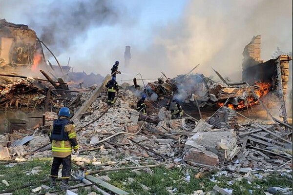 Diario HOY | Zelenski denuncia 60 muertes en bombardeo a escuela, G7 brinda apoyo a Ucrania