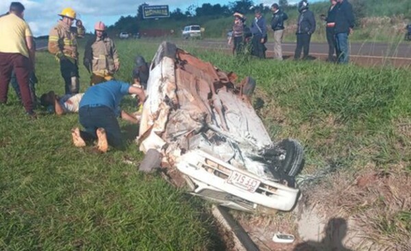 Vuelco causado por explosión de neumático deja un lesionado en Yguazú