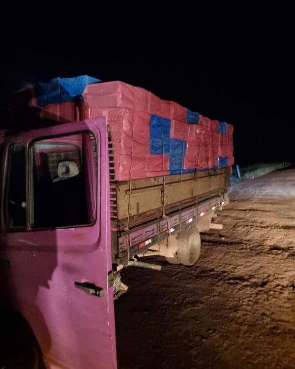 Incautan carga de contrabando en puerto clandestino: cigarrillos de Cartes y artículos de electrónica - Nacionales - ABC Color