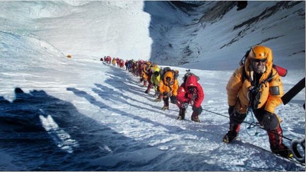 El Everest inicia una temporada de récords