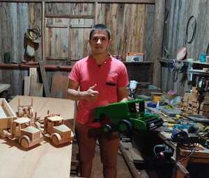 Joven carpintero y artesano logra posicionar su producción con apoyo del CAH - .::Agencia IP::.