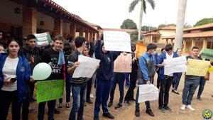 Padres quieren echar a la ex de Lugo •