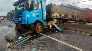 Camión sin chofer choca contra vallado central de la ruta PY02