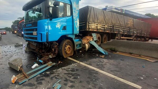 Camión sin chofer choca contra vallado central de la ruta PY02