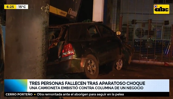 Choque de camioneta contra columna de comercio deja tres fallecidos