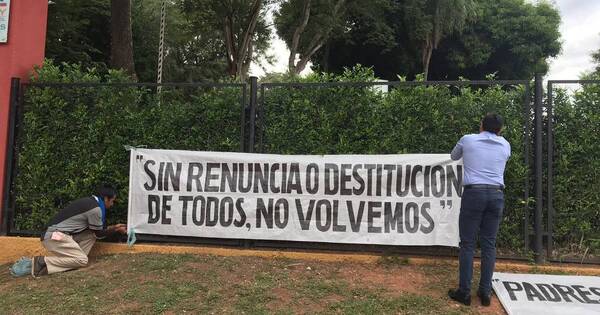La Nación / Padres exigen renuncia de todos los directores del colegio de Lambaré