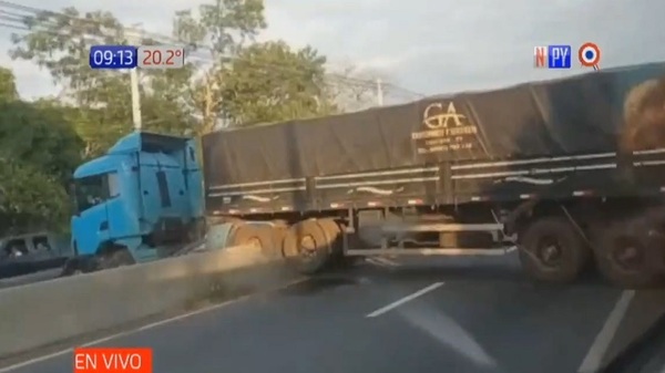 ¡Increíble! Camión de gran porte casi causa doble accidente en Itauguá | Noticias Paraguay