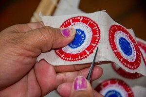 Ofrecen escarapelas elaboradas por MPL | 1000 Noticias