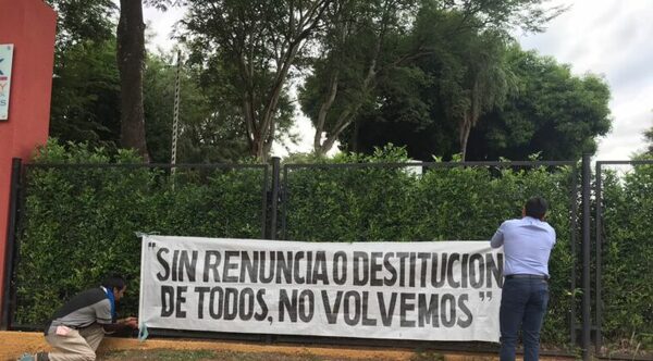 Padres exigen la renuncia de todos los directivos de colegio tras presunto abuso