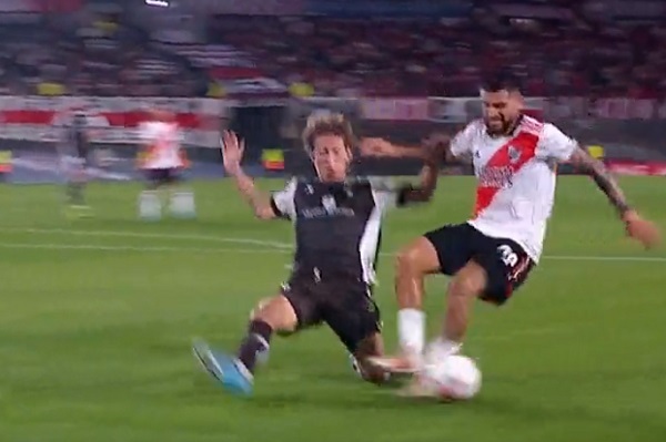 River gana gracias a penal “ultradudoso” - La Prensa Futbolera