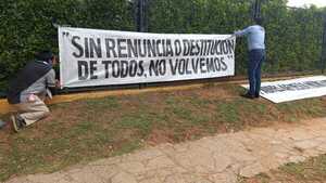 Padres de colegio de Lambaré exigen destitución de directora