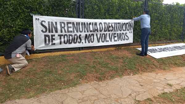 Padres de colegio de Lambaré exigen destitución de directora