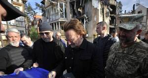 La Nación / U2 sorprende con show en metro de Ucrania