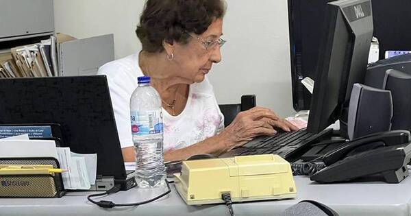 La Nación / Colombiana de más de 90 años sigue trabajando como contadora en una oficina