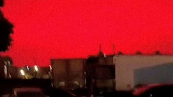Diario HOY | El cielo se tiñe de rojo en una ciudad de China causando pánico entre los residentes