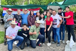 Miembros de la Orquesta de Reciclados y Asado Benítez alegraron a los paraguayos residentes en Suiza - Te Cuento Paraguay