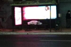 Crónica / Humilde abuelita duerme en parada de colectivos
