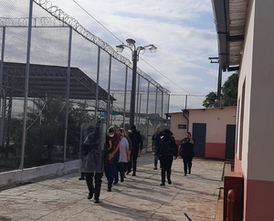 Diario HOY | Docentes de colegio privado de Lambaré ya se encuentran en la cárcel de Cnel. Oviedo