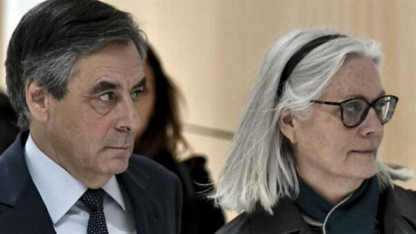 Condenan a un exprimer ministro de Francia a un año de prisión por el empleo ficticio de su esposa