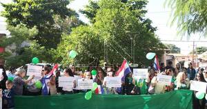 La Nación / Padres del colegio de Lambaré se reunieron con autoridades del MEC y prometen apoyo a interventores