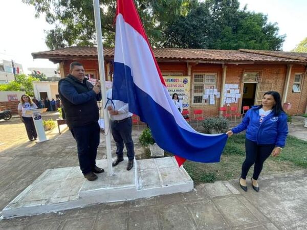 Diputado Juancho Acosta donó un mástil con bandera a supervisoras coloradas de Amambay
