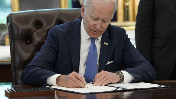 Biden firma ley para acelerar envío de ayuda a Ucrania con préstamo de armas
