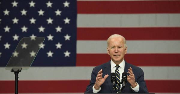 La Nación / Biden firma una ley que facilita el envío de armamento a Ucrania