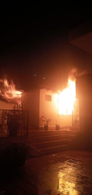Controlan incendio en parte de una vivienda del barrio Mburucuyá de Asunción - Nacionales - ABC Color