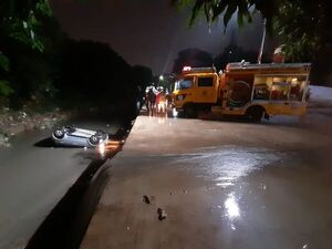 Sacan vehículo que cayó en cauce del arroyo Lambaré por falta de señalización - Nacionales - ABC Color