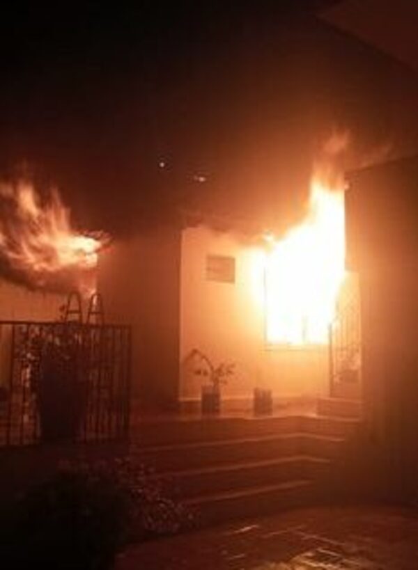 Diario HOY | Voraz incendio consumió parte de una vivienda en Mburucuyá